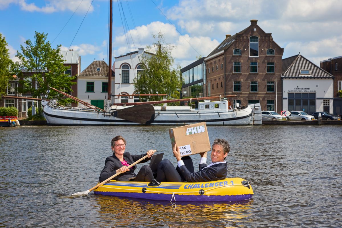 PKW maakt de oversteek naar de overkant